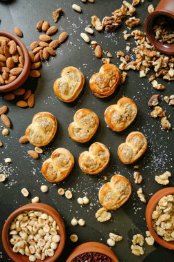 Çeşitli yemek malzemeleriyle süslenmiş, çok çeşitli lezzet ve dokular içeren bir masa..
