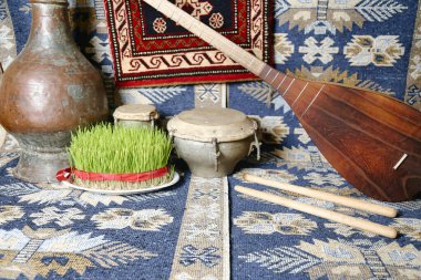 Masaya yerleştirilmiş bir kemanın detaylı bir görüntüsü, müzik aletinin karmaşık detaylarını yakalıyor..