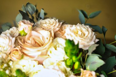 Masaya yerleştirilmiş güzel bir buket beyaz ve pembe çiçek, geniş bir kopya alanı ile huzurlu ve zarif bir sahne sağlar..