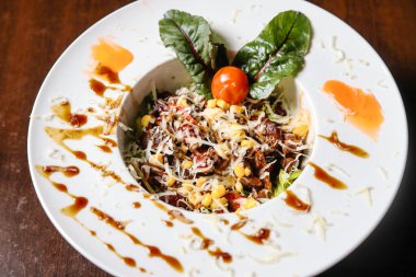 Tahta bir masaya yerleştirilmiş çeşitli yemeklerden oluşan iyi hazırlanmış bir yemek..