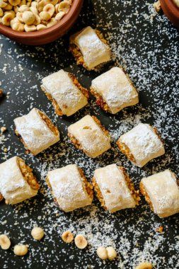 Zevk ve hoşgörü için çeşitli tatlı ve fıstıklarla dolu bir masa..
