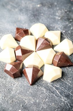 Masanın üstüne yerleştirilmiş bir yığın çikolata..