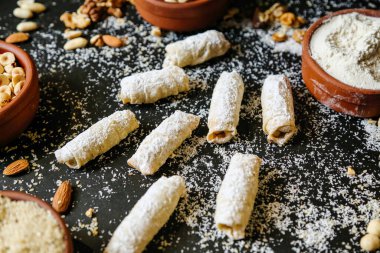 Çeşitli yemek çeşitleriyle dolu kaseleri gösteren bir masa..