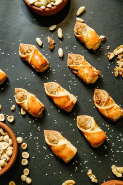 Bir masa bir kase fındık eşliğinde çeşitli tabaklar ile doludur..