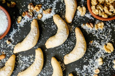 Meyve ve sebzelerden et ve tatlılara kadar çeşitli yiyecek çeşitleriyle dolu bir masa..