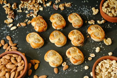 Lezzetli yiyeceklerle dolu bir masa..