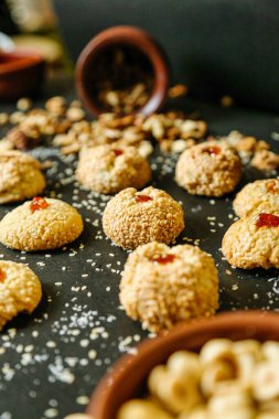 Masaya düzgünce yerleştirilmiş çeşitli kurabiyeler..