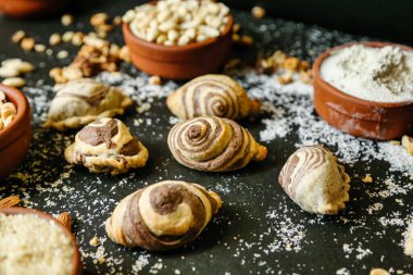 Çeşitli lezzetli yiyecekler düzenlenmiş ve bir masada sergileniyor..