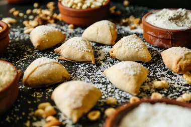 Bir masa dolusu hamur işiyle dolu, pudra şekeriyle güzelce tozlanmış, enfes bir vitrin yaratıyor..