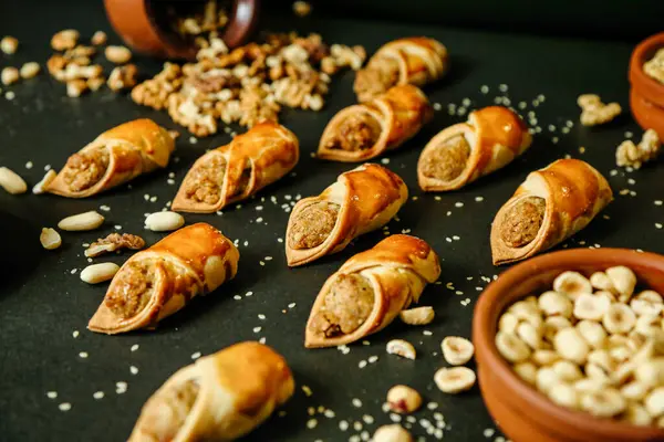 Bir masa dolusu yiyecekle dolu, yanında da fındık kâseleri..