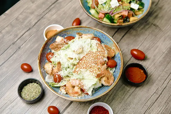 İki tabak lezzetli yemek dayanıklı ahşap bir masaya konulmuş, tadını çıkarmaya hazır..