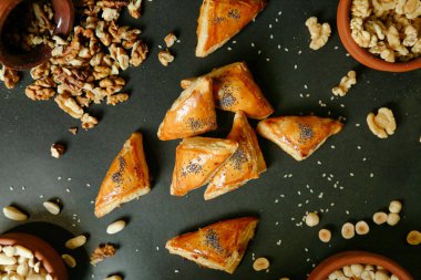 Meyve, sebze, et ve tatlı gibi çeşitli yiyeceklerle süslenmiş bir masa..