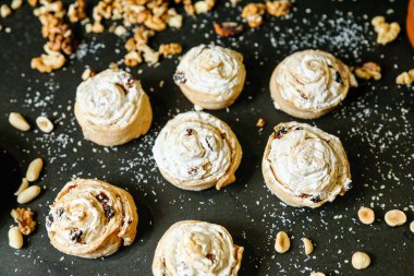 Masada yemek için hazırlanmış rengarenk yemek ve malzemeler..