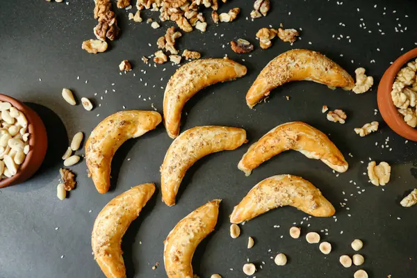 Bir masa dolusu iştah açıcı yemek ve yemek..