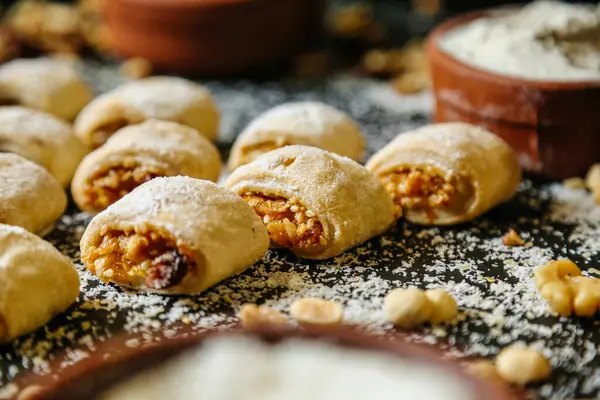 Çeşitli hamur işleriyle süslenmiş bir masa, hepsi pudra şekeriyle kaplanmış..