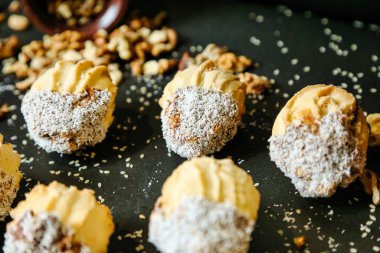 Masaya düzgünce yerleştirilmiş bir kaç çörek rengarenk ve lezzetli çeşitlerini sergiliyor..