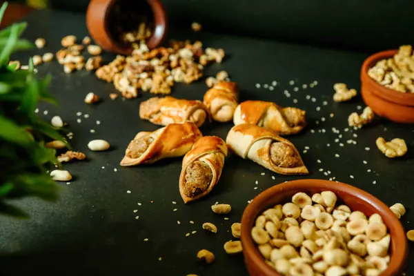 Masaya düzgün bir şekilde yerleştirilmiş geniş bir iştah açıcı yemek ve içecek dizisi..