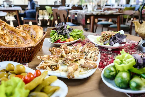 Großzügig Gedeckter Tisch Mit Einer Vielzahl Verlockender Speisen Einschließlich Vorspeisen — Stockfoto