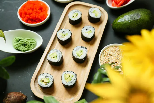 Vassoio Legno Contiene Assortimento Rotoli Sushi Nigiri Mostra Una Varietà — Foto Stock