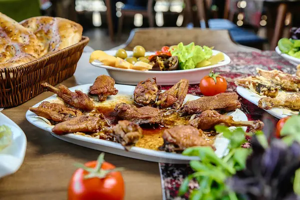 Ein Tisch Mit Zahlreichen Tellern Gefüllt Mit Einer Vielzahl Köstlicher — Stockfoto