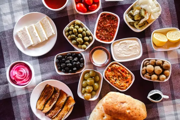 Una Tavola Che Presenta Ampia Varietà Deliziosi Alimenti Provenienti Diverse — Foto Stock