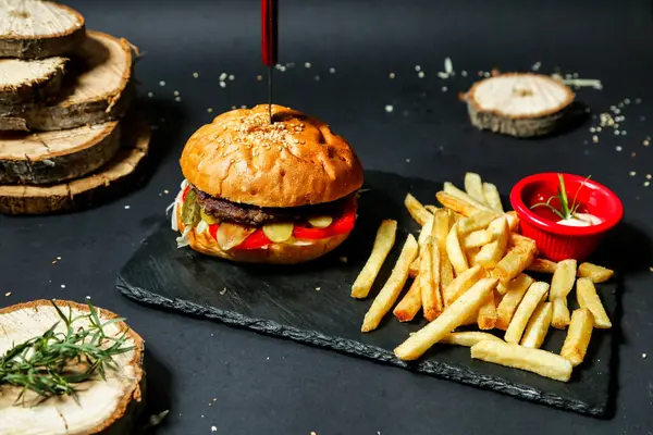 Delizioso Hamburger Patatine Fritte Disposte Ordinatamente Piatto Nero — Foto Stock