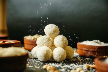 Masanın tepesindeki tepecikte bir sürü farklı yiyecek var..