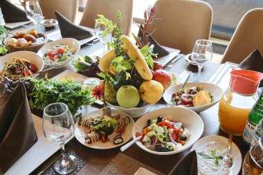 Çeşitli yemek tabaklarıyla dolu bir masa bolluk ve çeşitlilik ortamı yaratıyor..