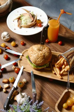 Ahşap masa bir dizi lezzetli yemekle doludur. Güzelce sunulur ve eğlenmeye hazırdır..