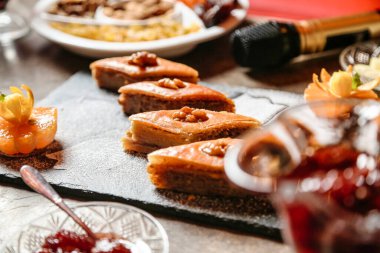 Masada sergilenen güzel bir yemek tabağının detaylı bir görüntüsü..