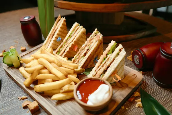 Vassoio Legno Presenta Taglio Metà Sandwich Una Porzione Patatine Fritte — Foto Stock