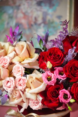Değişik renkte çiçeklerden oluşan canlı bir buket vazoyu doldurur ve doğal güzelliğin çarpıcı bir gösterisini sunar..