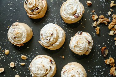 Bir masanın üstüne yerleştirilmiş çeşitli kurabiyelerin yakın plan görüntüsü.