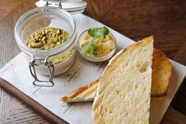 Mavi ve beyaz bir tabakta duran lezzetli bir çorba kasesi..