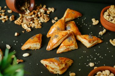 Masanın üzerine düzgünce serilmiş çeşitli yiyecekler iştah açıcı bir görüntü oluşturur..