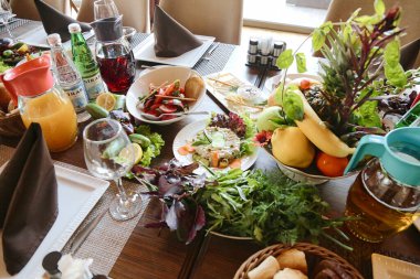 Bir masa, tüketim için mevcut olan farklı yiyecek çeşitleriyle doludur..