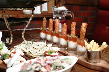 Ahşap bir masa iştah açıcı yemek tabaklarıyla doludur..