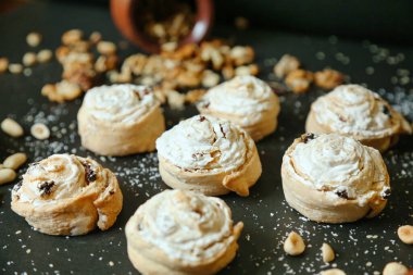 Çikolata parçacıklı, yulaf ezmeli ve şekerli kurabiyeler de dahil olmak üzere çeşitli kurabiyeler bir masaya güzelce yerleştirilmiştir..