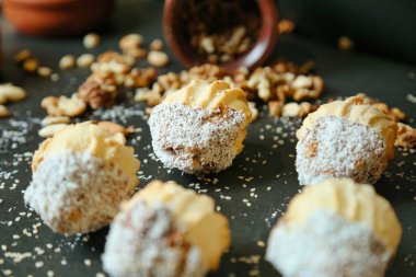 Çeşitli lezzetli yemekler ve malzemeler düzgünce bir masaya dizilir..