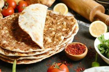 Tahta bir masanın üstüne düzgünce yerleştirilmiş bir tortilla yığını..
