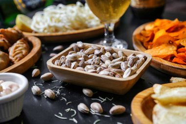 Masada çeşitli yemek türlerini gösteren farklı bir görüntü..