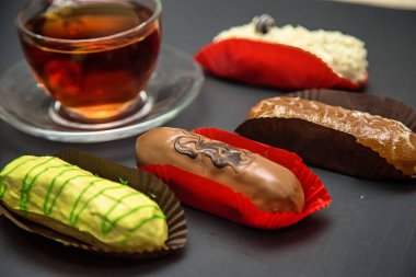 Pastalar, pastalar, turtalar ve kurabiyeler de dahil olmak üzere çeşitli lezzetli tatlılar içeren bir masa..