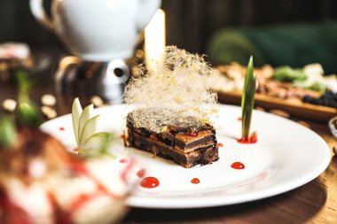 Ağız sulandıran bir parça kek güzel bir tabakta sunulur..