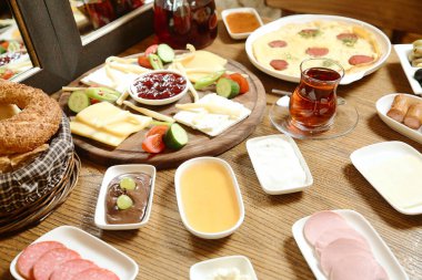 Ahşap bir masa çeşitli lezzetli yiyeceklerle süslenir..