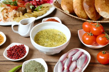 Ahşap bir masa farklı yemek türleri içeren çeşitli kâselerle süslenir..