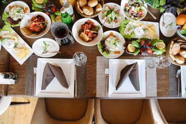 Masada çeşitli yiyecek ürünleri sergileniyor. Lezzetli yemekler sunuluyor..