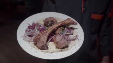 Yemek hazırlamak için içinde et ve soğan bulunan tabaklar..