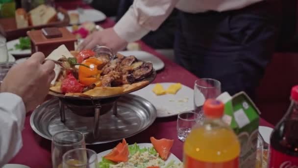Asztal Elrendezve Különböző Ételek Italok Készen Áll Hogy Élvezze — Stock videók