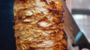 Bir insan tehdit edici derecede büyük bir bıçağı elinde tutar..