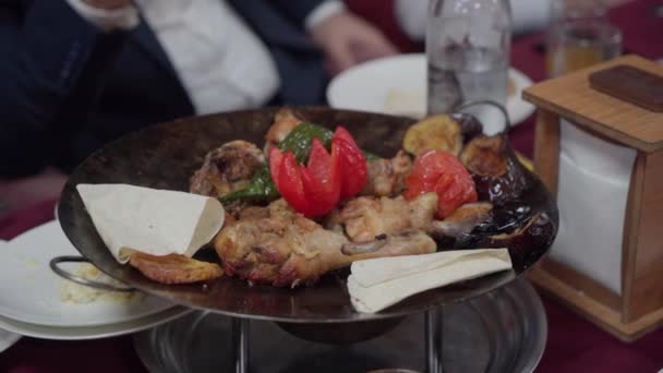 Кастрюля Наполненная Разнообразием Вареного Мяса Овощей Помещенная Деревянный Стол — стоковое видео